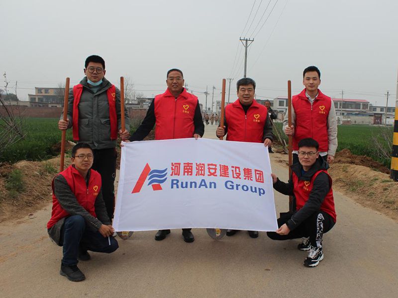2022年，潤安集團(tuán)深入寶蓮寺鎮(zhèn)二十里鋪村，助力人居環(huán)境整治。